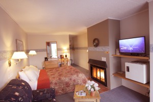 queen-bed-room-fireplace1