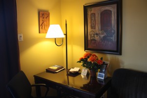 suite-livingroom-table