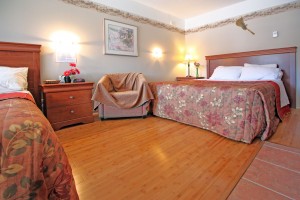 dormitorio de madera del suelo - Motel Le Jolibourg, st-sauveur